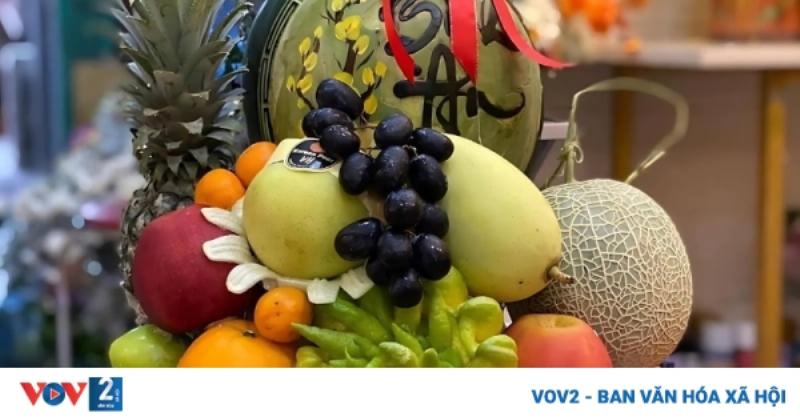 Cách lựa chọn những loại trái cây tươi ngon và phù hợp để bày mâm ngũ quả miền Bắc ngày Tết.